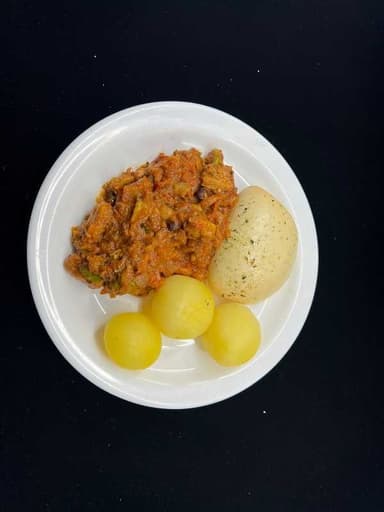 Grænmetispottréttur með kartöflum og brauði. Bláberjaskyr.