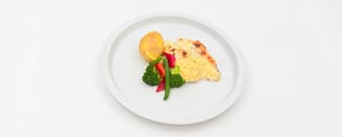 Kyckling med senap- och dragontäcke, potatis, vaxbönblandning, Morotskaka