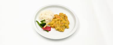 Kyckling i curry- och mango chutneysås, jasminris, vaxbönsmix, Hallon- och blåbärsmousse