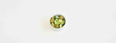 Blandsallad med oliver, tomat, gurka