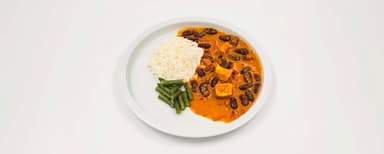 Tikka masala med grillost, jasminris, brytbönor. Blåbär-och hallonmousse