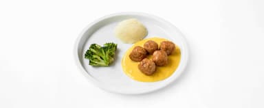 Kycklingköttbullar, sås med curry- och mango chutney, potatismos, broccoli. Aprikossmoothie