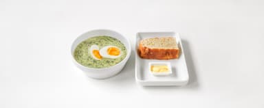 Spenatsoppa, ägghalvor, bröd, margarin. Aprikossmoothie