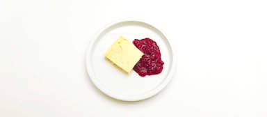 Ostkaka på keso med bärkompott. Jordgubbsmousse