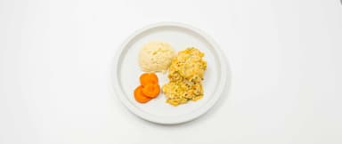 Fiskgratäng med morötter, purjolök och gräslök, potatismos, morötter. Bärkräm