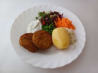 Sprödbakad grönsaksbiff med kokt potatis, dillcreme, citron och måltidstillbehör