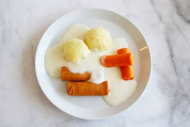 Korvtimbal med potatismos, pepparrotssås och morotstimbal*