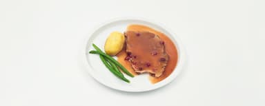 Långbakad fläskkarré, löksky, potatis, glacerade haricots verts. Morotskaka