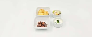 Matjessill, gräddfil med gräslök, färskpotatis, sallad med rädisor. Vaniljhjärta