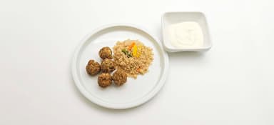 Sojabönsbollar, kall örtsås, couscous, brytbönor. Aprikossmoothie