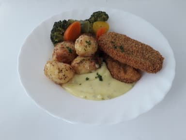 Schnitzel med stekt potatis, bearnaisesås samt måltidstillbehör