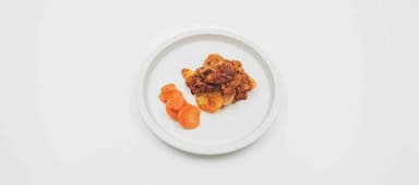 Potatis- och köttfärsgratäng, vk morötter med persilja. Fruktsallad