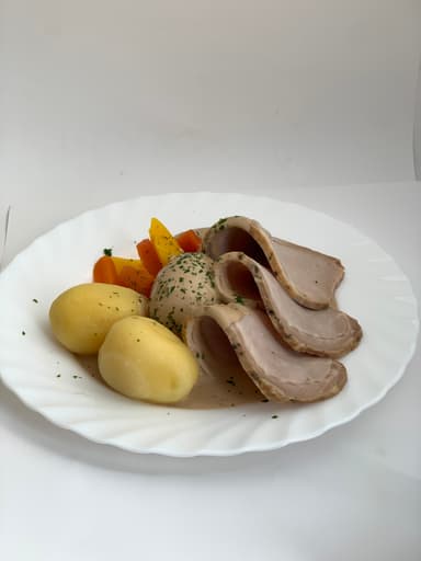 Helstekt kotlettrad med gräddig sås, kokt potatis samt måltidstillbehör
