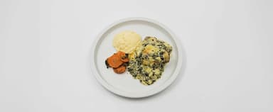 Fiskgratäng med spenat, potatismos, morötter med persilja. Nyponsoppa, vispgrädde