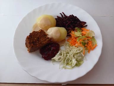 Rödbetsbiff med kokt potatis, gräddsås och måltidstillbehör