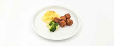 Kycklingköttbullar, potatisgratäng, broccoli. Hallonsmoothie
