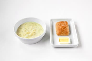 Ost- och blomkålssoppa, bröd, ost, Mangosmoothie
