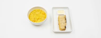 Fisksoppa med rotfrukter, focaccia, margarin. Banankaka