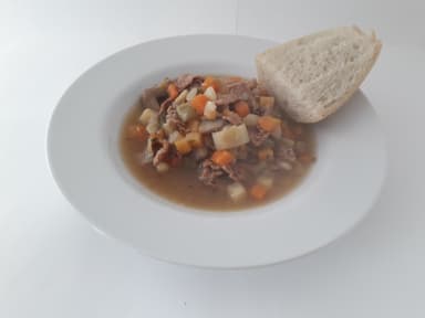 Mustig köttsoppa med bröd och måltidstillbehör