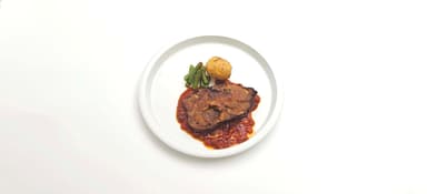 Långbakad karré med barbequesås, rostad potatis, haricot verts. Banankaka