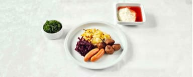 Liten Jullunch med prinskorv, köttbullar, Janssons frestelse, rödkål och grönkålssallad. Ris à la Malta, saftsås