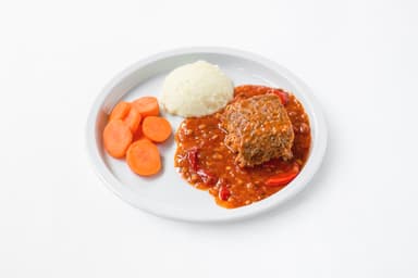 Grekisk ugnsfärs med fetaost och örter, paprika- och tomatsås, potatismos, morötter, Bärkräm