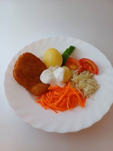 Skagenfisk med kokt potatis, dillcreme, citron och måltidstillbehör