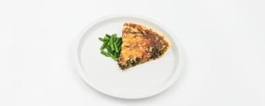 Grönsakspaj med paprika, zucchini, timjan och basilika, örtcreme, brytbönor. Bärkräm
