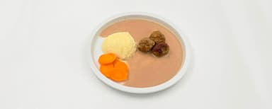 Köttbullar, gräddsås, potatismos, persiljeslungade morötter, rårörda lingon. Jordgubbsmousse