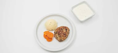 Kycklingfärsbiff med örtolja, kall örtsås, potatis- och palsternacksmos, morötter, Bärkräm