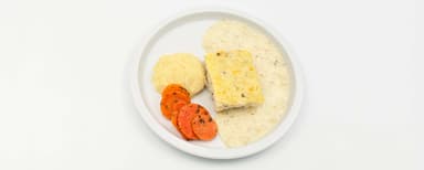 Fiskpudding, citron- och dillsås, potatismos, morötter med persilja. Fruktsallad