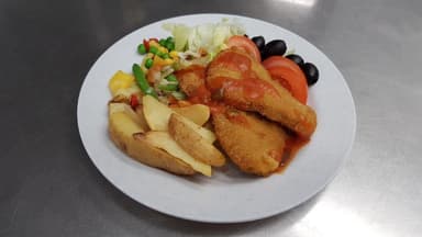 Kycklingschnitzel, potatis, röd Kinasås