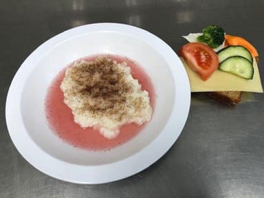 Risgrynsgröt, mjölk/saftsås, mjukt fullkornsbröd, julskinka, senap, clementin