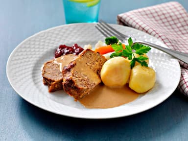 Köttfärslimpa med gräddsås och potatis