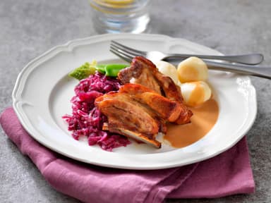 Honungsgriljerade revben med sås och potatis