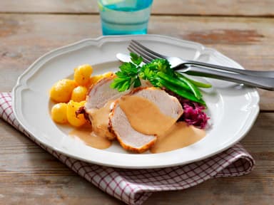 Dansk fläskstek med skysås, rödkål och potatis