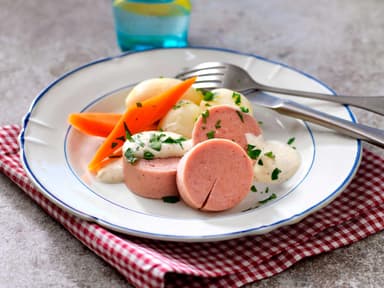 Kokt fläskkorv med persiljesås och potatis