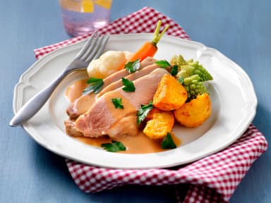 Brässerad fläskstek med sås och kokt potatis