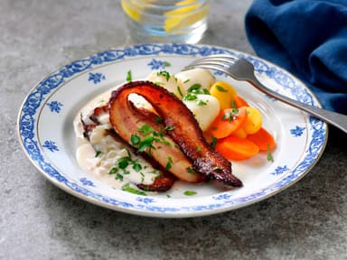 Stekt fläsk med löksås och kokt potatis