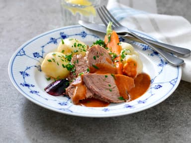 Brässerad slottsstek med sås och kokt potatis