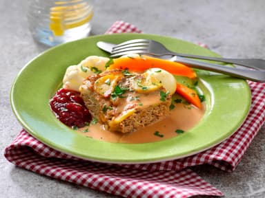 Köttfärslåda med kokt potatis och sås