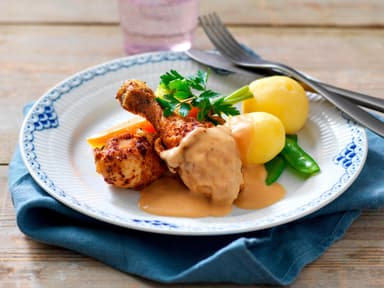 Kycklingklubba med klyftpotatis och tomatsås