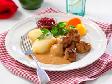 Köttbullar med gräddsås och potatis