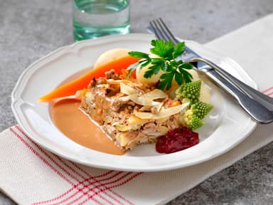 Kålpudding med sås och kokt potatis