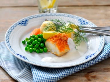 Fiskgratäng med sprött täcke serveras med potatismos