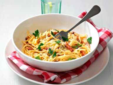 Pasta med ost och skinksås
