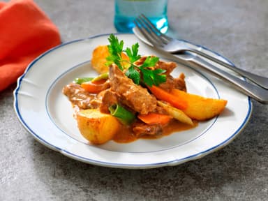 Gulaschgryta med paprika serveras med potatismos