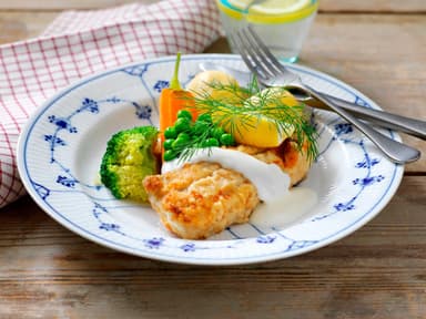 Panerad fisk med kokt potatis och remouladsås