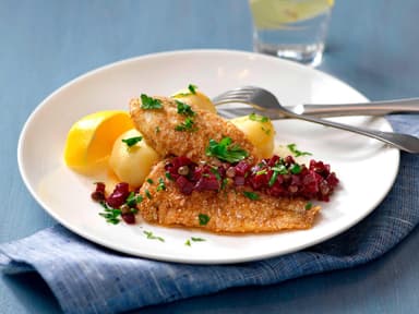 Panerad rödspätta med remouladsås och kokt potatis