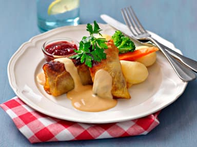 Kåldolmar med gräddsås och kokt potatis